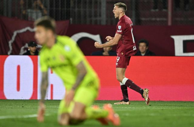 Lanus' midfielder #19 Rodrigo Castillo celebrates scoring his team's first goal during the Copa Sudamericana semifinal second leg football match between Argentina's Lanus and Chile's Universidad de Chile at the Ciudad de Lanus stadium in Lanus, Buenos Aires province, on October 30, 2025. (Photo by Luis ROBAYO / AFP)