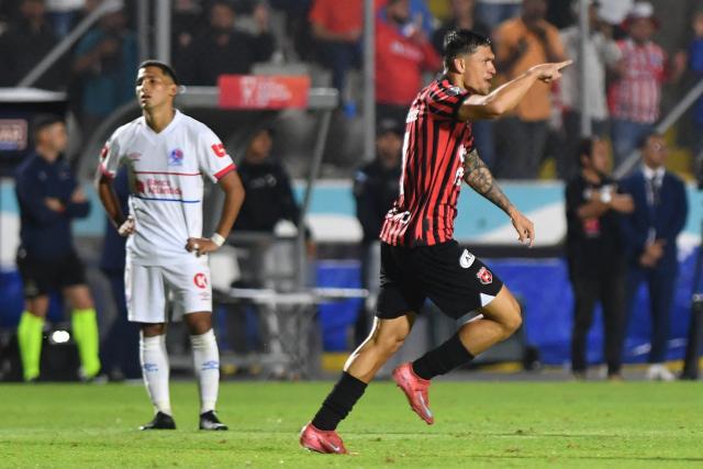Alajuelense's forward #07 Anthony Hernandez celebrates scoring his team's first goal during the second leg of the CONCACAF Central American Cup semifinal football match between Honduras's Olimpia and Costa Rica's Alajuelense at the National Stadium Jose de la Paz Herrera in Tegucigalpa on October 30, 2025. (Photo by Orlando SIERRA / AFP)