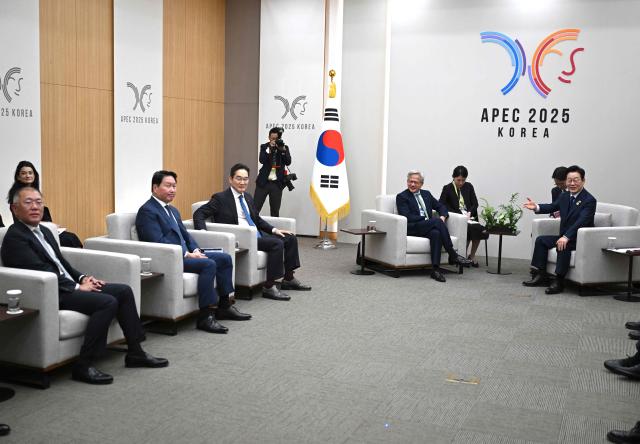 South Korean President Lee Jae Myung (R) talks with Nvidia founder and CEO Jensen Huang (2nd R), Samsung Electronics Executive Chairman Lee Jae-yong (C), SK Group Chairman Chey Tae-won (2nd L), Hyundai Motor Group Chairman Chung Eui-sun (L) during their meeting on the sidelines of the Asia-Pacific Economic Cooperation (APEC) summit in Gyeongju on October 31, 2025. (Photo by JUNG YEON-JE / POOL / AFP)
