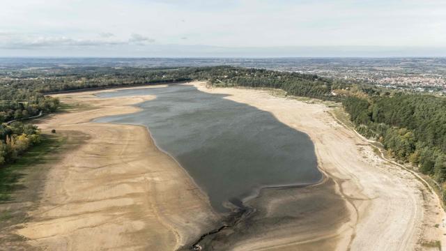This aerial photograph shows the low water level of Saint Ferreol lake, which feeds the Canal du Midi, near Revel, south-western France on October 31, 2025. Navigation on the Canal du Midi will be restricted from November 3, 2025 due to drought affecting the water reserves of the feeder lakes, according to information released on October 31, 2025 by the manager of this waterway, which is popular with boaters. (Photo by Ed JONES / AFP)