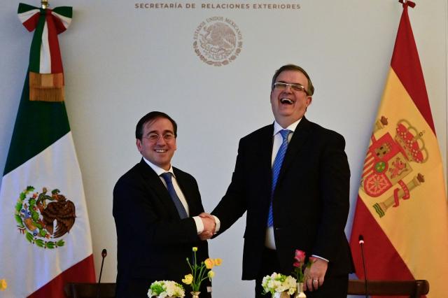 (FILES) Mexican Foreign Affairs Secretary Marcelo Ebrard (R) shakes hands with Spanish Minister of Foreign Affairs, European Union and Cooperation, Jose Manuel Albares, during his official visit at the Foreign Ministry building, in Mexico City, on March 9, 2022. Spain’s Foreign Minister Jose Manuel Albares on October 31, 2025 acknowledged the “pain and injustice” inflicted on Indigenous peoples during the Spanish conquest of the Americas, after Mexico renewed calls for an official apolgy. (Photo by Pedro PARDO / AFP)