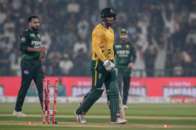 South Africa's captain Donovan Ferreira (C) is clean bowled Pakistan's Faheem Ashraf (L) during the second Twenty20 international cricket match between Pakistan and South Africa at Gaddafi Stadium in Lahore on October 31, 2025. (Photo by Farooq NAEEM / AFP)