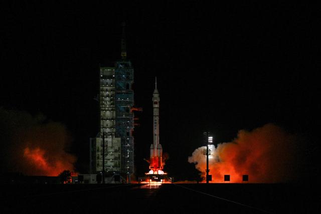 A Long March-2F carrier rocket, carrying the Shenzhou-21 spacecraft and a crew of three astronauts, lifts off from the Jiuquan Satellite Launch Centre in the Gobi desert, in northwest China on October 31, 2025. A new crew took off for China's Tiangong space station on October 31, including the country's youngest ever astronaut and four lab mice. (Photo by Hector RETAMAL / AFP)
