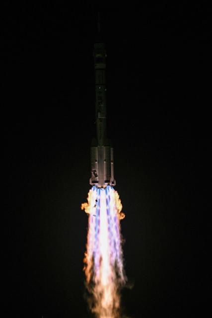 A Long March-2F carrier rocket, carrying the Shenzhou-21 spacecraft and a crew of three astronauts, lifts off from the Jiuquan Satellite Launch Centre in the Gobi desert, in northwest China on October 31, 2025. A new crew took off for China's Tiangong space station on October 31, including the country's youngest ever astronaut and four lab mice. (Photo by Hector RETAMAL / AFP)