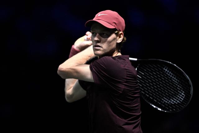 Italy's Jannik Sinner plays against US Ben Shelton during their men's singles quarter-final match on day five of the Paris ATP Masters 1000 tennis tournament at the Paris La Défense Arena in Nanterre, on the outskirts of Paris, on October 31, 2025. (Photo by JULIEN DE ROSA / AFP)