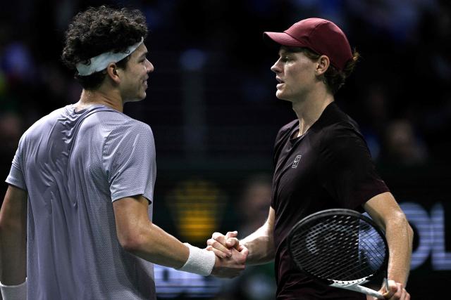 Winner Italy's Jannik Sinner (R) celebrates shakes hands with US Ben Shelton at the end of their men's singles quarter-final match on day five of the Paris ATP Masters 1000 tennis tournament at the Paris La Défense Arena in Nanterre, on the outskirts of Paris, on October 31, 2025. (Photo by JULIEN DE ROSA / AFP)