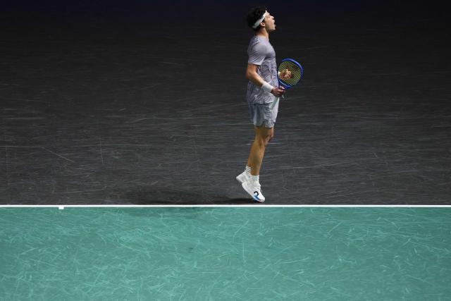 US Ben Shelton reacts after a point as he plays against Italy's Jannik Sinner during their men's singles quarter-final match on day five of the Paris ATP Masters 1000 tennis tournament at the Paris La Défense Arena in Nanterre, on the outskirts of Paris, on October 31, 2025. (Photo by Dimitar DILKOFF / AFP)