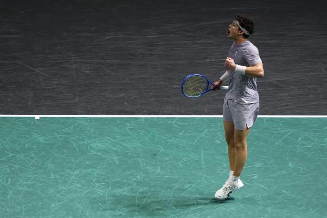 US Ben Shelton reacts after a point as he plays against Italy's Jannik Sinner during their men's singles quarter-final match on day five of the Paris ATP Masters 1000 tennis tournament at the Paris La Défense Arena in Nanterre, on the outskirts of Paris, on October 31, 2025. (Photo by Dimitar DILKOFF / AFP)