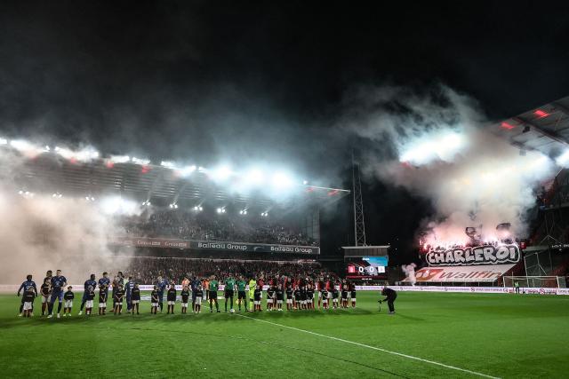 Players gather for a photograph ahead of the Belgian Pro League first division football match between Standard de Liege and Sporting Charleroi, in Liege on October 31, 2025. (Photo by BRUNO FAHY / Belga / AFP) / Belgium OUT