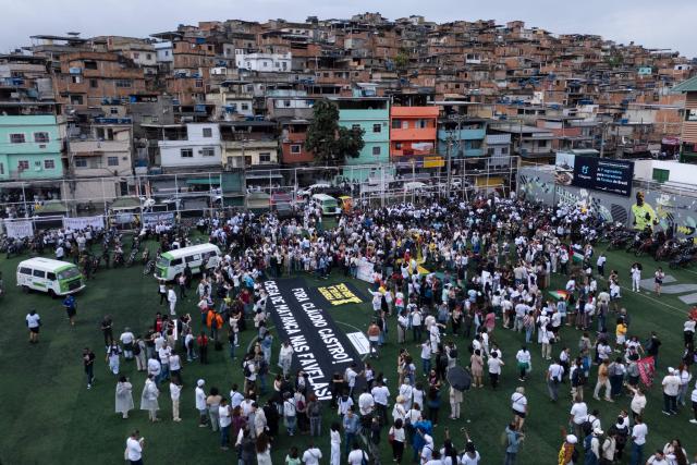 Aerial view of activists and residents taking part in a protest at the Penha Complex in Rio de Janeiro, Brazil, on October 31, 2025, to demand justice for victims of a massive police raid that left at least 117 suspected criminals and four police officers dead. (Photo by Pablo PORCIUNCULA / AFP)