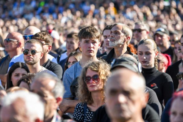 Attendees observe 16 minutes of silence during a gathering marking the first anniversary of the Novi Sad railway station tragedy, in Novi Sad, on November 1, 2025. Tens of thousands gather in Serbia's second largest city Novi Sad to commemorate victims of a railway station collapse a year ago that triggered mass protests. On November 1, 2024, the collapse of the canopy at the newly-renovated railway station in Novi Sad killed 16 people. Regular student-led protests have gripped the Balkan nation since the tragedy, which became a symbol of entrenched corruption. (Photo by Nenad MIHAJLOVIC / AFP)
