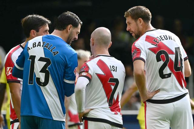 Rayo Vallecano's Argentine goalkeeper #13 Augusto Batalla speaks with teammates after opening goal during the Spanish League football match between Villarreal CF and Rayo Vallecano de Madrid at La Ceramica Stadium in Vila-real on November 1, 2025. (Photo by JOSE JORDAN / AFP)