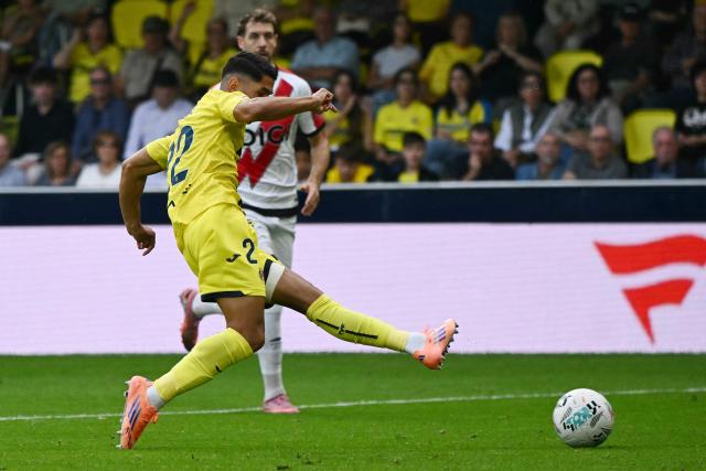 Villarreal's Spanish forward #22 Ayoze Perez Gutierrez scores his team's fourth goal during the Spanish League football match between Villarreal CF and Rayo Vallecano de Madrid at La Ceramica Stadium in Vila-real on November 1, 2025. (Photo by JOSE JORDAN / AFP)
