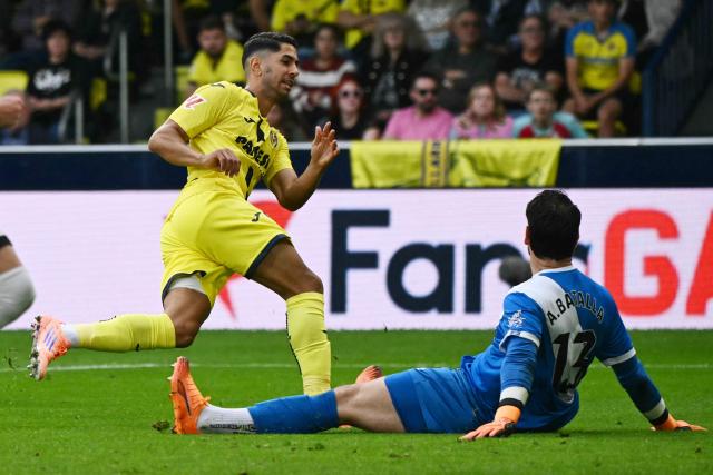 Villarreal's Spanish forward #22 Ayoze Perez Gutierrez scores his team's fourth goal during the Spanish League football match between Villarreal CF and Rayo Vallecano de Madrid at La Ceramica Stadium in Vila-real on November 1, 2025. (Photo by JOSE JORDAN / AFP)