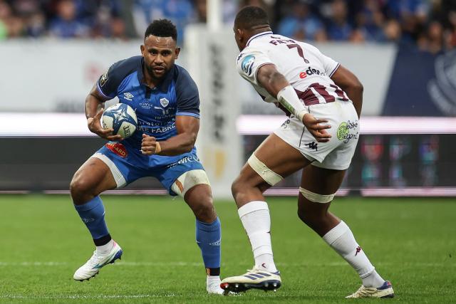 Castres' Fijian centre Vilimoni Botitu (L) grabs the ball during the French Top 14 rugby union match between Castres Olympique and Union Bordeaux-Begles (UBB) at Stade Pierre Fabre in Castres, southern France on November 1, 2025. (Photo by Valentine CHAPUIS / AFP)