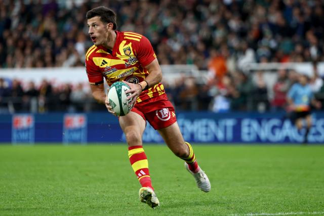 Perpignan's Italian fly half Tommaso Allan runs with the ball during the French Top14 rugby union match between Pau and Perpignan at the Hameau Stadium in Pau, southwestern France, on November 1, 2025. (Photo by ROMAIN PERROCHEAU / AFP)