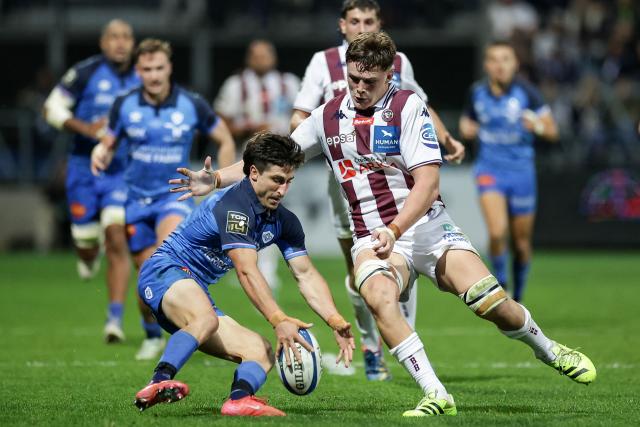 Castres' Uruguayan scrum-half Santiago Arata (C-L) grabs the ball in front of Bordeaux-Begles' French number eight Marko Gazzotti during the French Top 14 rugby union match between Castres Olympique and Union Bordeaux-Begles (UBB) at Stade Pierre Fabre in Castres, southern France on November 1, 2025. (Photo by Valentine CHAPUIS / AFP)