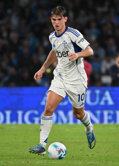 Como's Argentine midfielder #79 Nicolas Paz controls the ball during the Italian Serie A football match between Napoli and Como at the Diego Armando Maradona stadium in Naples, on November 1, 2025. (Photo by Alberto PIZZOLI / AFP)