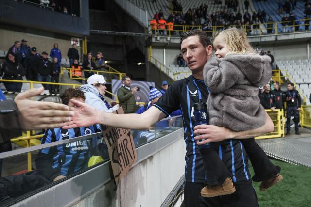 Club's Belgian mdifielder #20 Hans Vanaken greets supporters at the end of a Belgian Pro League first division football match between Club Brugge and FC Dender EH, in Bruges on November 1, 2025. (Photo by BRUNO FAHY / Belga / AFP) / Belgium OUT