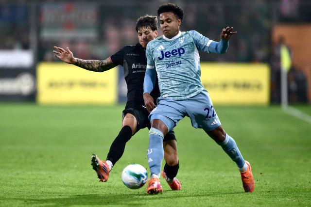 Cremonese’s Italian defender #22 Romano Floriani Mussolini (L) fights for the ball with Juventus USA Midfielder #22 Weston McKennie (R) during the Italian Serie A football match between Cremonese and Juventus at the Giovanni Zini Stadium in Cremona on November 1, 2025. (Photo by MARCO BERTORELLO / AFP)