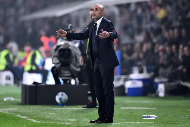 Juventus' Italian coach Luciano Spalletti reacts during the Italian Serie A football match between Cremonese and Juventus at the Giovanni Zini Stadium in Cremona on November 1, 2025.  (Photo by MARCO BERTORELLO / AFP)