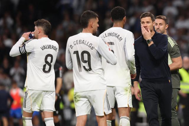 Real Madrid's Spanish coach Xabi Alonso (2R) speaks with Real Madrid's English midfielder #05 Jude Bellingham during the Spanish League football match between Real Madrid CF and Valencia CF at Santiago Bernabeu Stadium in Madrid on November 1, 2025. (Photo by Oscar DEL POZO / AFP)