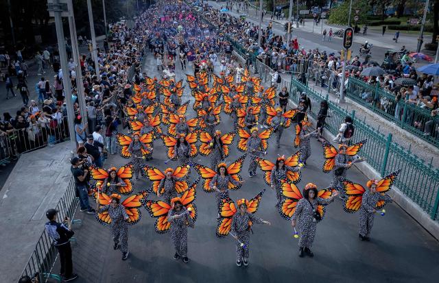 Revellers attend the Grand Parade commemorating the Day of the Dead in Mexico City, on November 1, 2025. (Photo by CARL DE SOUZA / AFP)