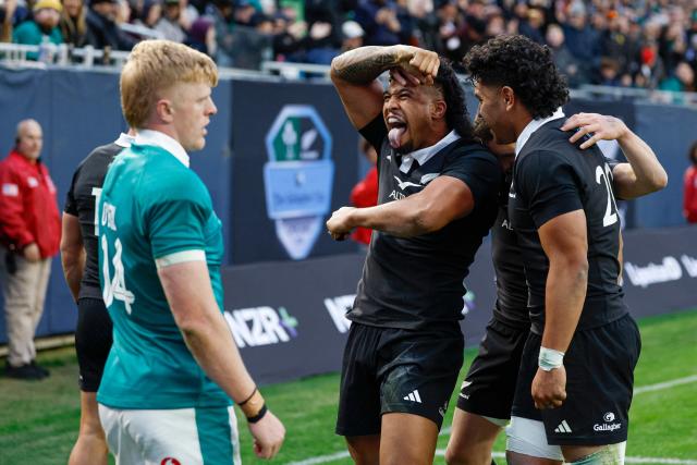 New Zealand's Leicester Fainga'anuku (C) celebrates team's win against Ireland after the "Gallagher Cup" international rugby test match at Soldier Field in Chicago, Illinois, on November 1, 2025. (Photo by KAMIL KRZACZYNSKI / AFP)