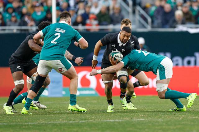 Ireland's Caelan Doris (20) defends against New Zealand's Ardie Savea (7) during the second half of the "Gallagher Cup" international rugby test match at Soldier Field in Chicago, Illinois, on November 1, 2025. (Photo by KAMIL KRZACZYNSKI / AFP)