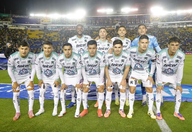 Leon players pose for pictures before the Liga MX Apertura football match between America and Leon at the Ciudad de los Deportes Stadium in Mexico City on November 1, 2025. (Photo by Rodrigo Oropeza / AFP)