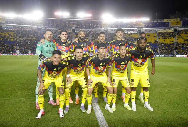 America players pose for pictures before the Liga MX Apertura football match between America and Leon at the Ciudad de los Deportes Stadium in Mexico City on November 1, 2025. (Photo by Rodrigo Oropeza / AFP)