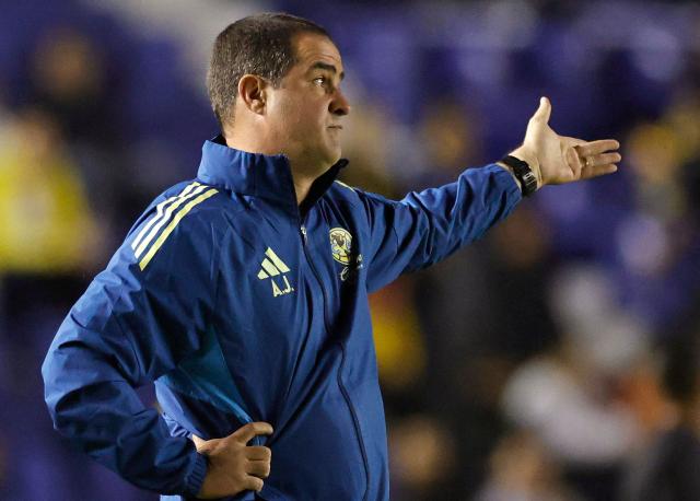 America's Brazilian head coach Andre Jardine gestures during the Liga MX Apertura football match between America and Leon at the Ciudad de los Deportes Stadium in Mexico City on November 1, 2025. (Photo by Rodrigo Oropeza / AFP)
