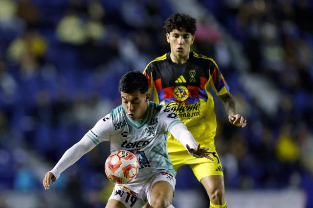 America's defender #05 Kevin Alvarez and Leon's midfielder #19 Emilio Rodriguez fight for the ball during the Liga MX Apertura football match between America and Leon at the Ciudad de los Deportes Stadium in Mexico City on November 1, 2025. (Photo by Rodrigo Oropeza / AFP)