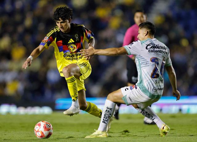 America's defender #05 Kevin Alvarez and Leon's defender #26 Salvador Reyes fight for the ball during the Liga MX Apertura football match between America and Leon at the Ciudad de los Deportes Stadium in Mexico City on November 1, 2025. (Photo by Rodrigo Oropeza / AFP)