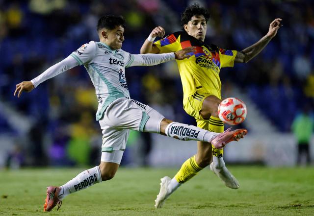 Leon's defender #07 Ivan Moreno and America's defender #05 Kevin Alvarez fight for the ball during the Liga MX Apertura football match between America and Leon at the Ciudad de los Deportes Stadium in Mexico City on November 1, 2025. (Photo by Rodrigo Oropeza / AFP)