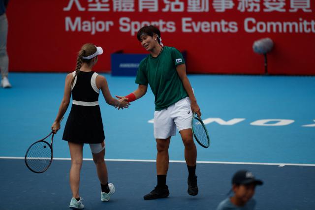 Momoko Kobori of Japan and Peangtarn Plipuech of Thailand shake hands in their game against Jiang Xinyu and Wang Yafan of China during the women's doubles final match in the Hong Kong Tennis Open in Hong Kong on November 2, 2025. (Photo by May James / AFP)