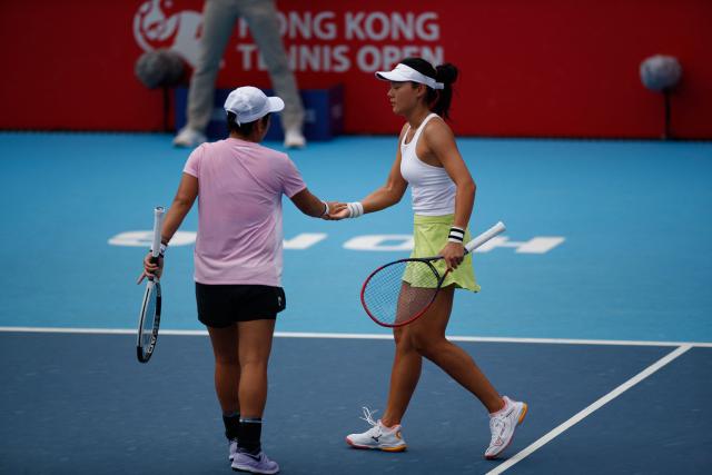 Jiang Xinyu and Wang Yafan (R) of China shakes hands in their game against Momoko Kobori of Japan and Peangtarn Plipuech of Thailand during the women's doubles final match in the Hong Kong Tennis Open in Hong Kong on November 2, 2025. (Photo by May James / AFP)