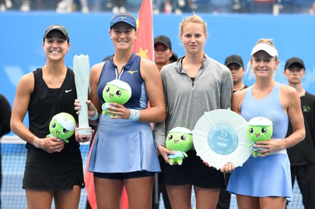 Winner USA’s Quinn Gleason ?L? and Russia’s Elena Pridankina pose with runners-up Russia’s Ekaterina Ovcharenko and Britain’s Emily Webley-Smith during the award ceremony following their women's doubles final match at the Jiangxi Open tennis tournament in Jiujiang, central China's Jiangxi province on November 2, 2025. (Photo by AFP) / China OUT