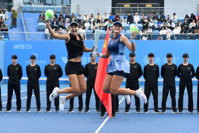 Winner USA’s Quinn Gleason ?L?and Russia’s Elena Pridankina jump for a picture with their women’s doubles trophies after winning against Russia’s Ekaterina Ovcharenko and Britain’s Emily Webley-Smith during an award ceremony following their women's doubles final match at the Jiangxi Open tennis tournament in Jiujiang, central China's Jiangxi province on November 2, 2025. (Photo by AFP) / China OUT