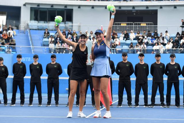 Winner USA’s Quinn Gleason ?L?and Russia’s Elena Pridankina pose with their women’s doubles trophies after winning against Russia’s Ekaterina Ovcharenko and Britain’s Emily Webley-Smith during an award ceremony following their women's doubles final match at the Jiangxi Open tennis tournament in Jiujiang, central China's Jiangxi province on November 2, 2025. (Photo by AFP) / China OUT