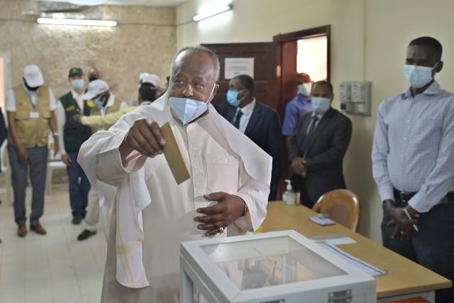 (FILES) Djibouti's incumbent president Ismail Omar Guelleh (C) casts his ballot at the Ras-Dika district polling station in the capital Djibouti on April 9, 2021. Djibouti's parliament removed the age limit for presidents with a unanimous vote on Sunday, its speaker told AFP, opening the way for leader Ismail Omar Guelleh to run for a sixth term. (Photo by TONY KARUMBA / AFP)