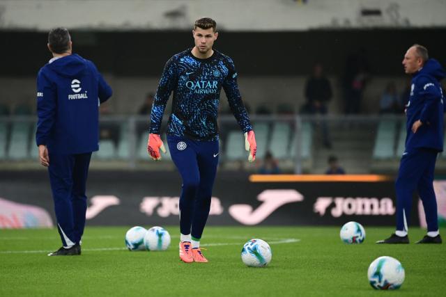 Inter Milan's Spanish goalkeeper #13 Josep Martinez (C) warms up ahead of the Italian Serie A football match between Hellas Verona and Inter Milan at the Bentegodi Stadium in Verona, on November 2, 2025. (Photo by Piero CRUCIATTI / AFP)