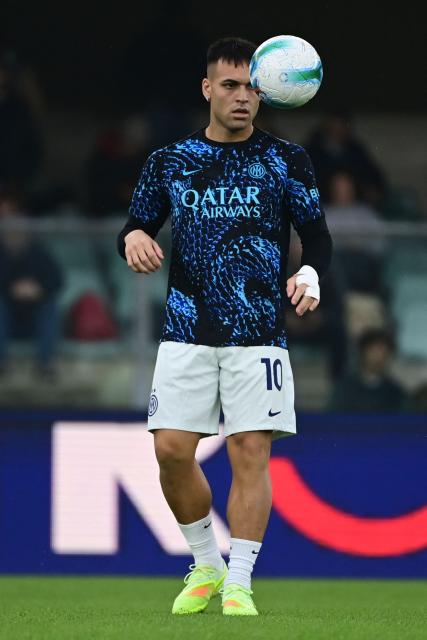 Inter Milan's Argentine forward #10 Lautaro Martinez warms up ahead of the Italian Serie A football match between Hellas Verona and Inter Milan at the Bentegodi Stadium in Verona, on November 2, 2025. (Photo by Piero CRUCIATTI / AFP)