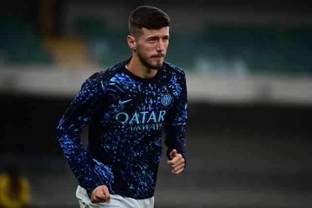 Inter Milan's Croatian midfielder #08 Petar Sucic warms up ahead of the Italian Serie A football match between Hellas Verona and Inter Milan at the Bentegodi Stadium in Verona, on November 2, 2025. (Photo by Piero CRUCIATTI / AFP)