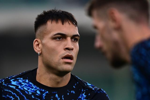 Inter Milan's Argentine forward #10 Lautaro Martinez warms up next to Inter Milan's Croatian midfielder #08 Petar Sucic ahead of the Italian Serie A football match between Hellas Verona and Inter Milan at the Bentegodi Stadium in Verona, on November 2, 2025. (Photo by Piero CRUCIATTI / AFP)