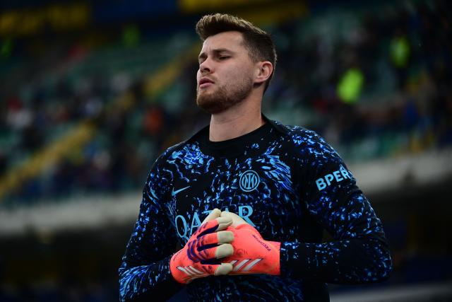 Inter Milan's Spanish goalkeeper #13 Josep Martinez warms up ahead of the Italian Serie A football match between Hellas Verona and Inter Milan at the Bentegodi Stadium in Verona, on November 2, 2025. (Photo by Piero CRUCIATTI / AFP)