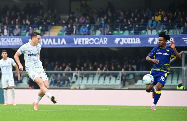 Inter Milan's Polish midfielder #7 Piotr Zielinski (L) scores his team's first goal during the Italian Serie A football match between Hellas Verona and Inter Milan at the Bentegodi Stadium in Verona, on November 2, 2025. (Photo by Piero CRUCIATTI / AFP)
