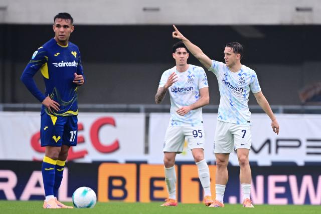 Inter Milan's Polish midfielder #7 Piotr Zielinski (R) celebrates after scoring his team's first goal during the Italian Serie A football match between Hellas Verona and Inter Milan at the Bentegodi Stadium in Verona, on November 2, 2025. (Photo by Piero CRUCIATTI / AFP)