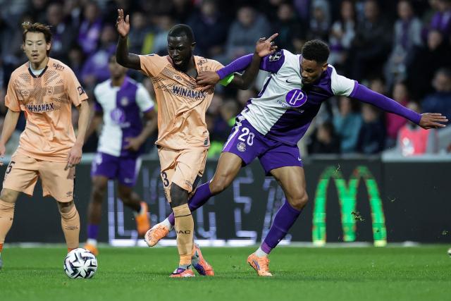 Toulouse's Brazilian forward #20 Emersonn (R) fights for the ball with Le Havre's Senegalese defender #93 Arouna Sangante (C) during the French L1 football match between Toulouse FC and Le Havre AC at the TFC Stadium in Toulouse, southwestern France, on November 2, 2025. (Photo by Valentine CHAPUIS / AFP)