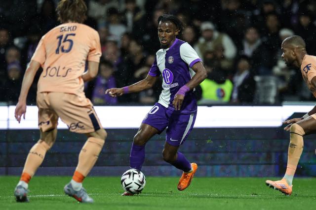 Toulouse's French forward #10 Yann Gboho (C) controls the ball during the French L1 football match between Toulouse FC and Le Havre AC at the TFC Stadium in Toulouse, southwestern France, on November 2, 2025. (Photo by Valentine CHAPUIS / AFP)